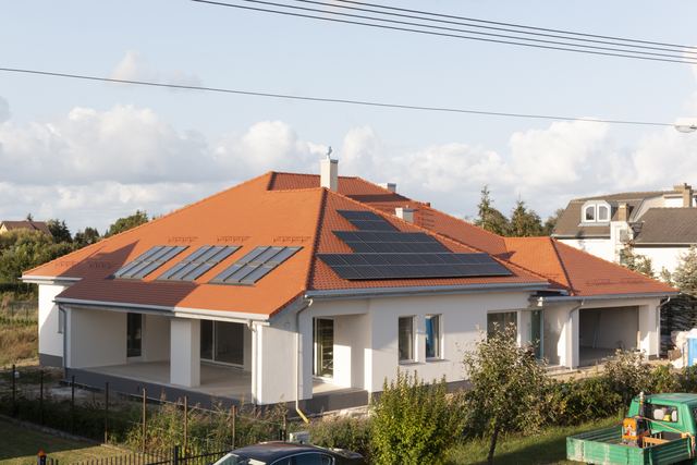 Hotový bungalov s valbovou střechou a fotovoltaikou