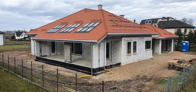 Hrubá stavba bungalovu pod střechou