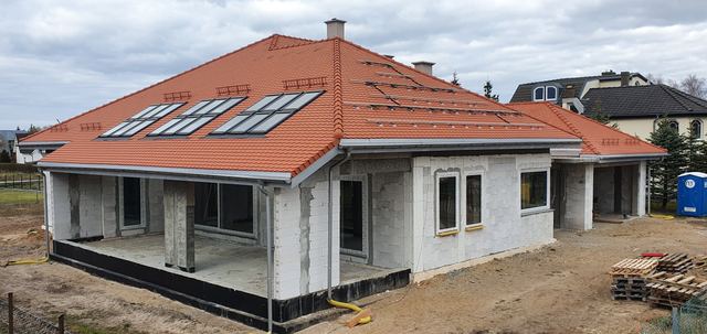 Valbová střecha nad hrubou stavbou