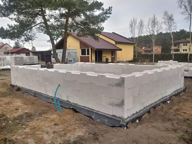 Hotové stěny přízemí rekreačního domu